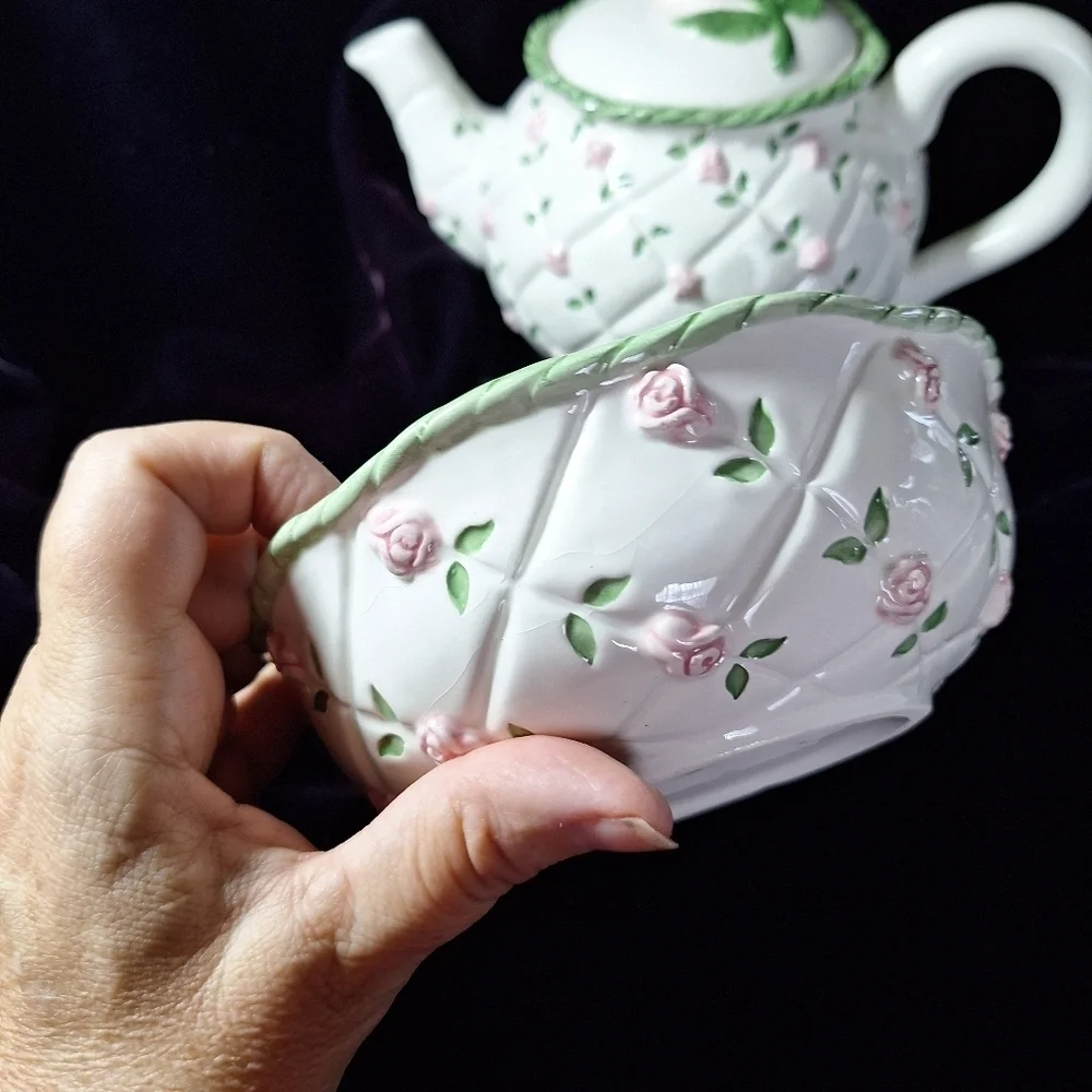 Teapot raised roses &bowl